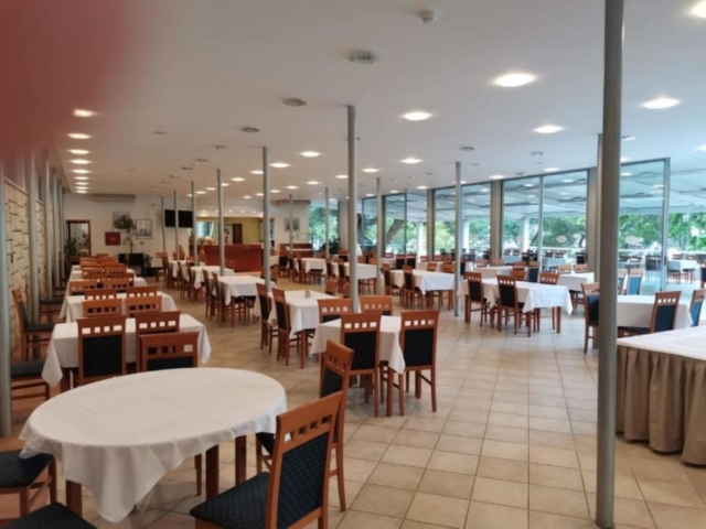 sala restauracyjna Omis